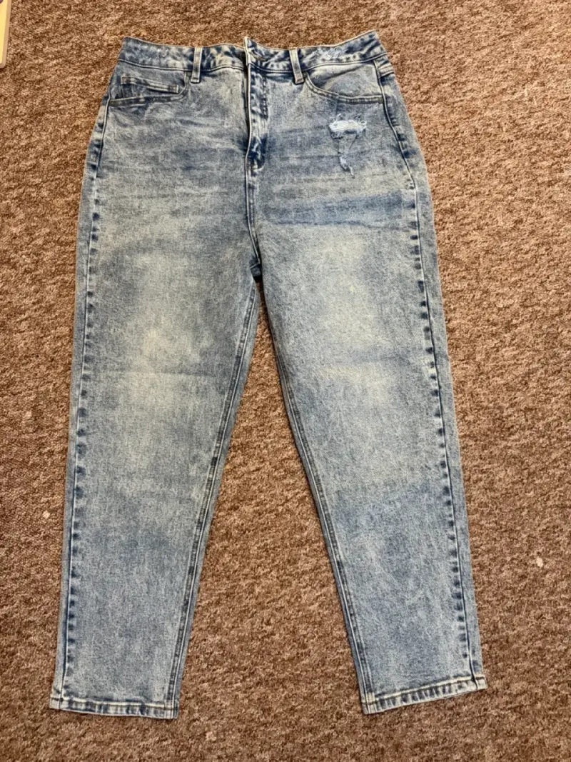 Jeans mom azul claro desgastados para mujer - 1