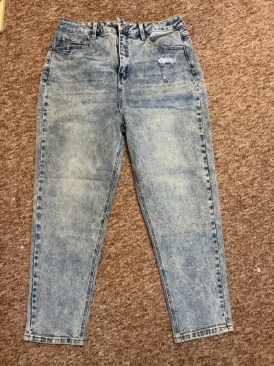Jeans mom azul claro desgastados para mujer - miniatura 1