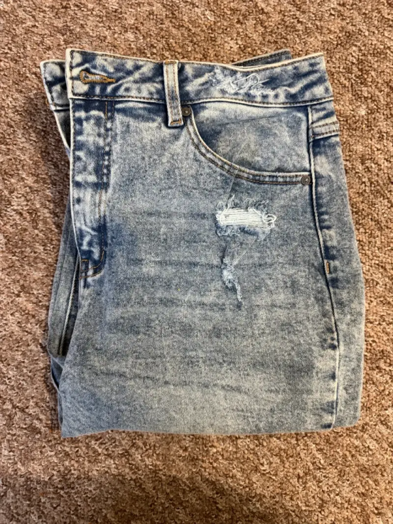 Jeans mom azul claro desgastados para mujer - 2