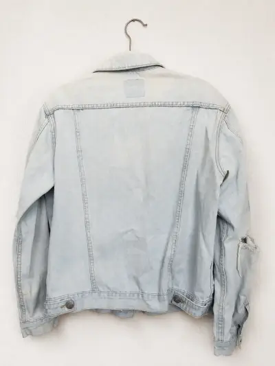 Chaqueta de mezclilla desgastada para mujer - miniatura 2
