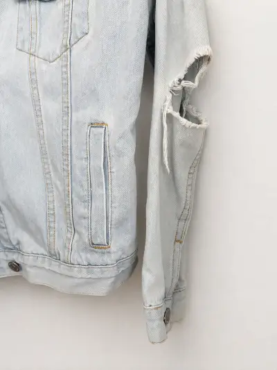 Chaqueta de mezclilla desgastada para mujer - miniatura 3