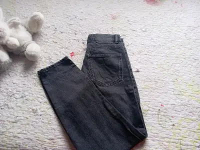 Jeans negros de mezclilla para mujer - miniatura 3