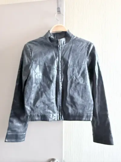 Chaqueta de cuerina negra para mujer - miniatura 1