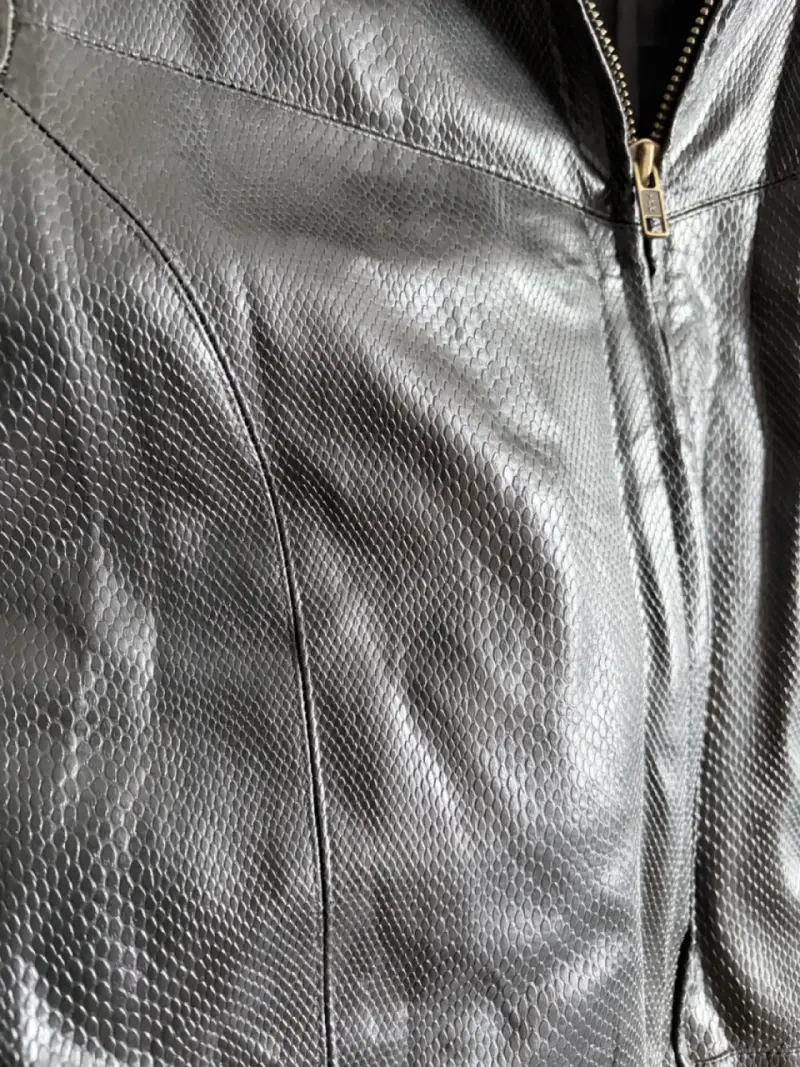 Chaqueta de cuerina negra para mujer - 4