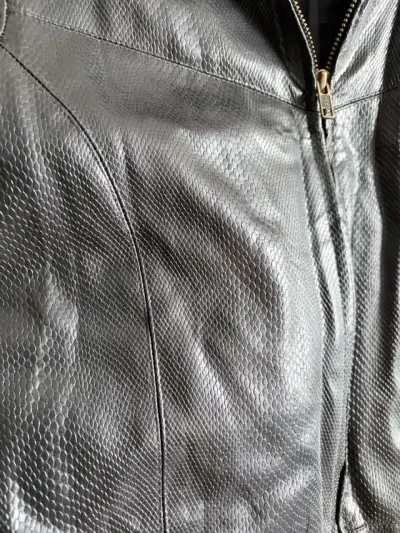 Chaqueta de cuerina negra para mujer - miniatura 4