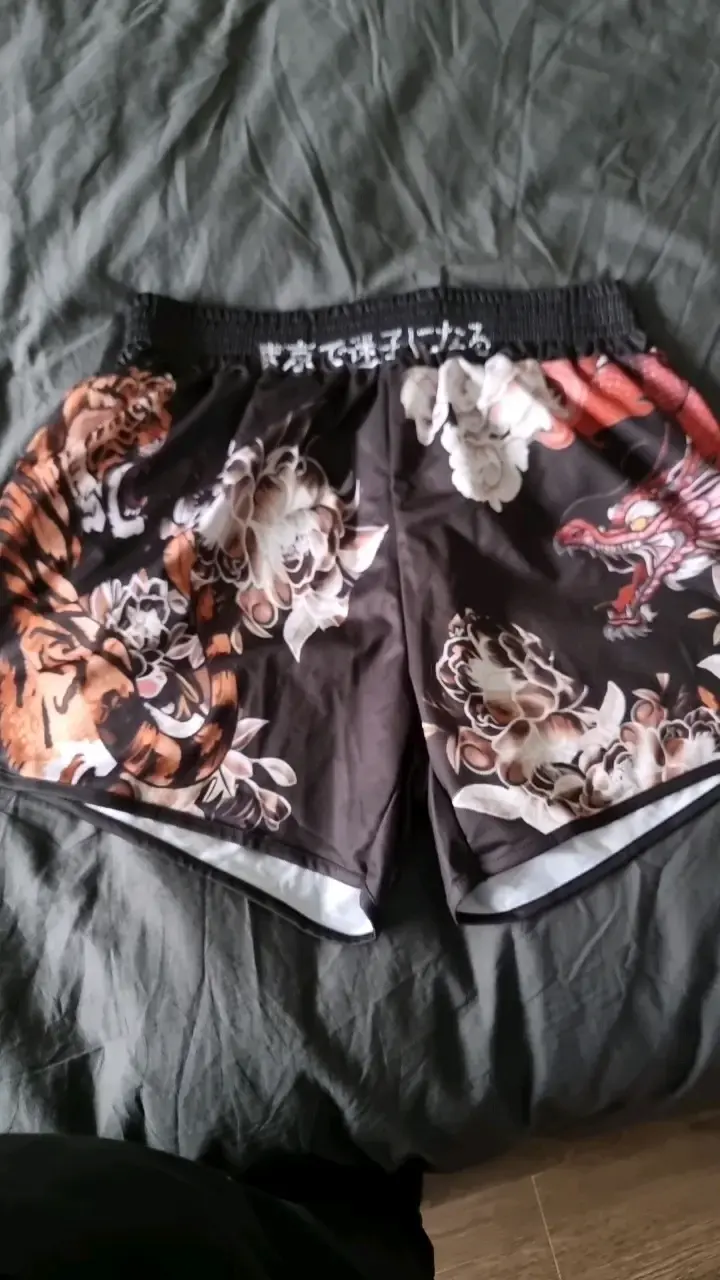 Shorts deportivos con estampado de tigre y dragón - 1
