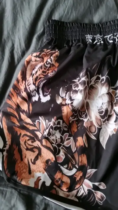 Shorts deportivos con estampado de tigre y dragón - miniatura 3