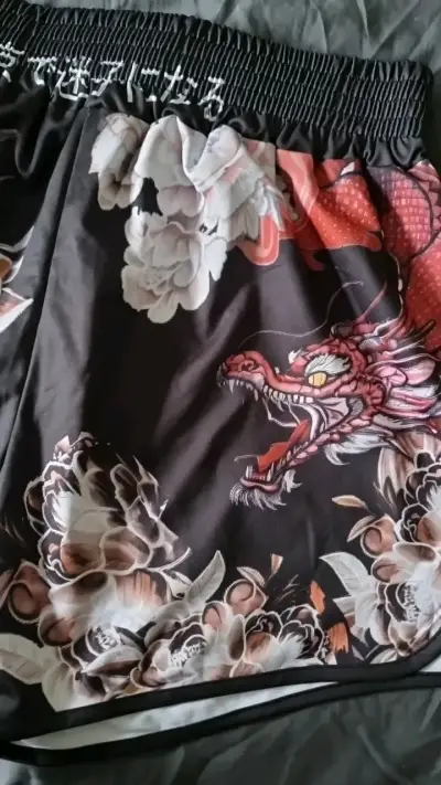 Shorts deportivos con estampado de tigre y dragón - miniatura 4