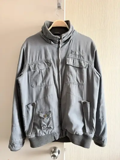Chaqueta gris con bolsillos múltiples - miniatura 1
