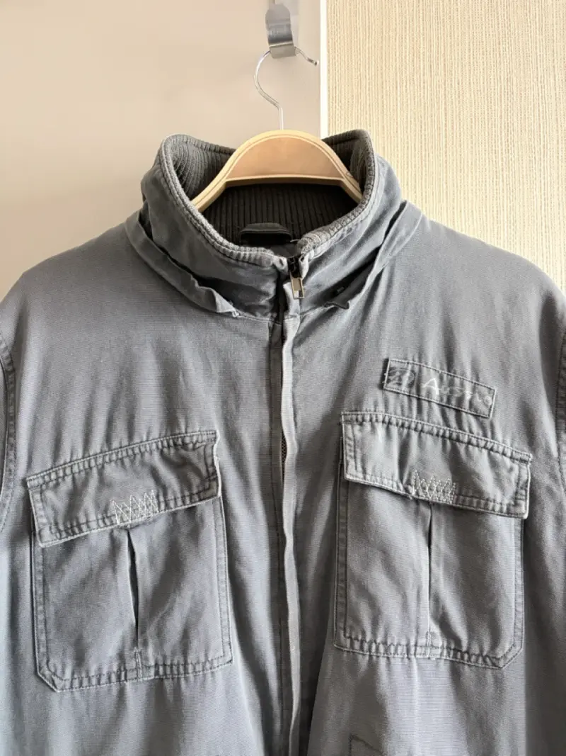 Chaqueta gris con bolsillos múltiples - 2