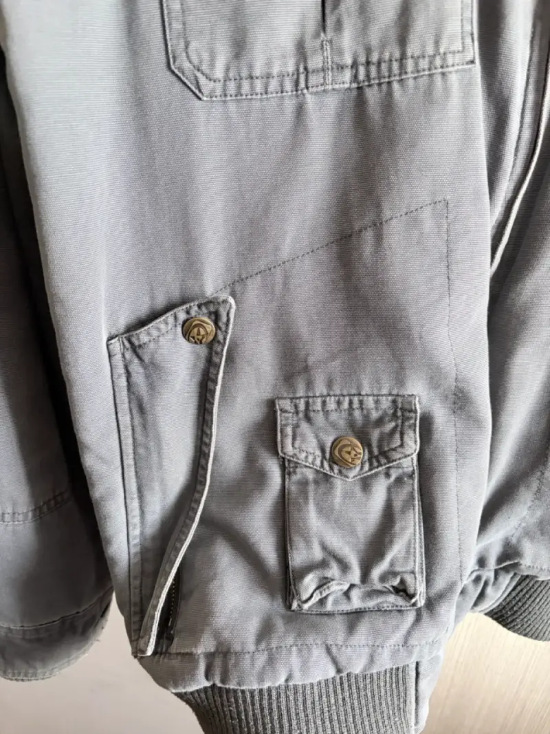 Chaqueta gris con bolsillos múltiples - 3