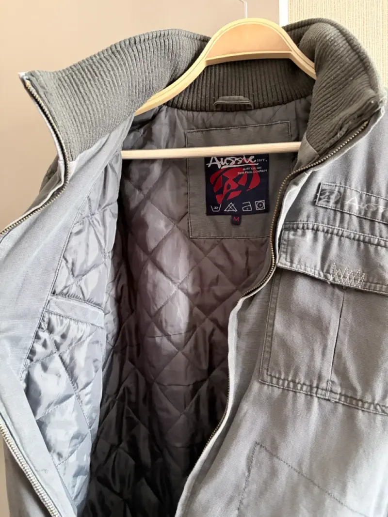 Chaqueta gris con bolsillos múltiples - 5