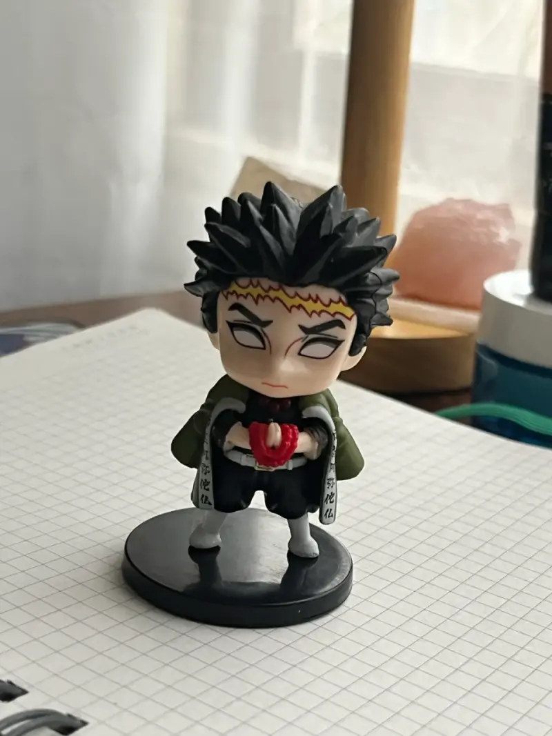 Figura coleccionable de anime con base - 1