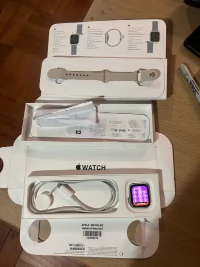 Apple Watch SE 40mm Starlight con cargador - miniatura 1