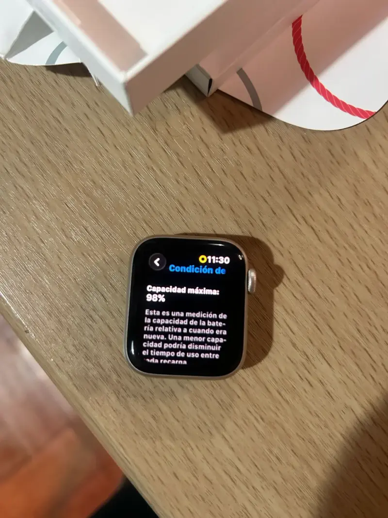 Apple Watch SE 40mm Starlight con cargador - 2