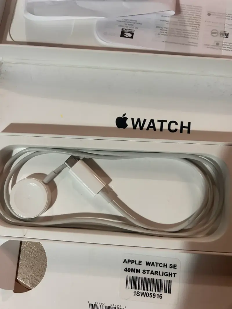 Apple Watch SE 40mm Starlight con cargador - 3