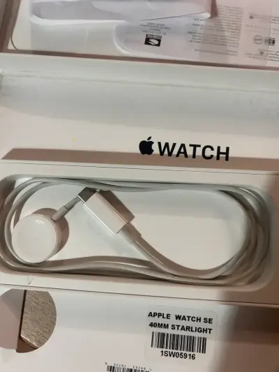 Apple Watch SE 40mm Starlight con cargador - miniatura 3