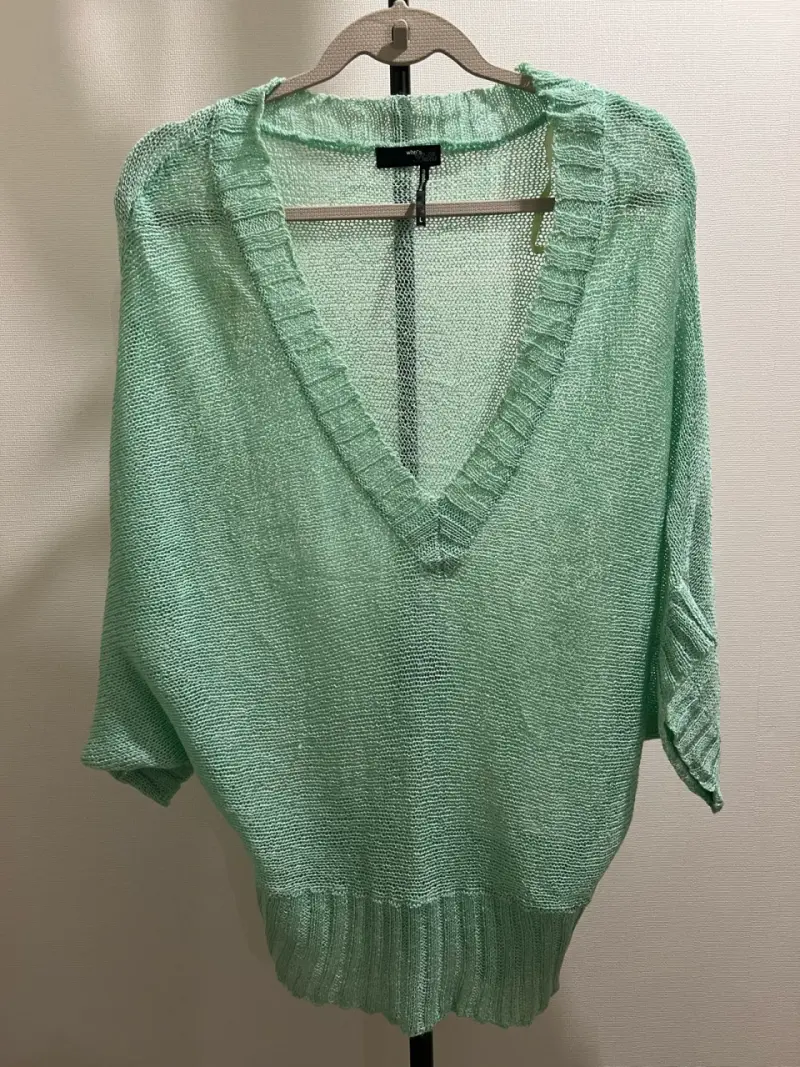 Suéter tejido verde menta con escote en V