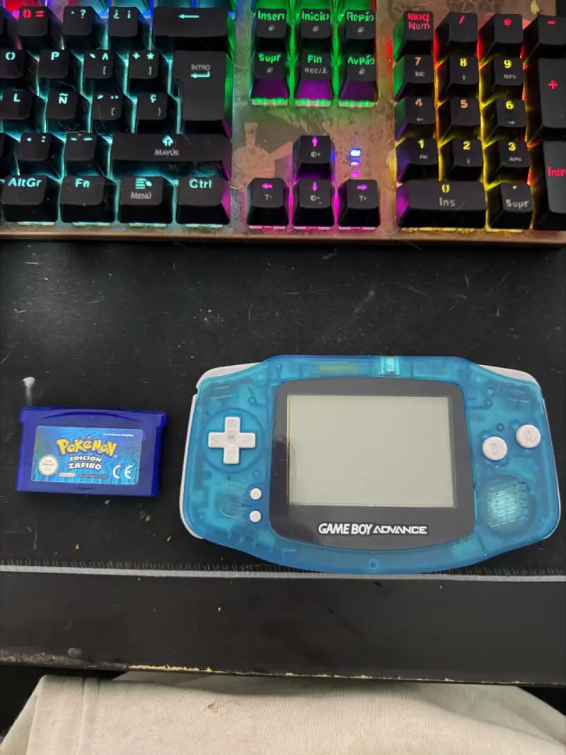 Game Boy Advance azul con Pokémon Zafiro