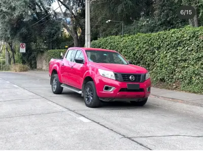 Camioneta pickup roja en buen estado - miniatura 1