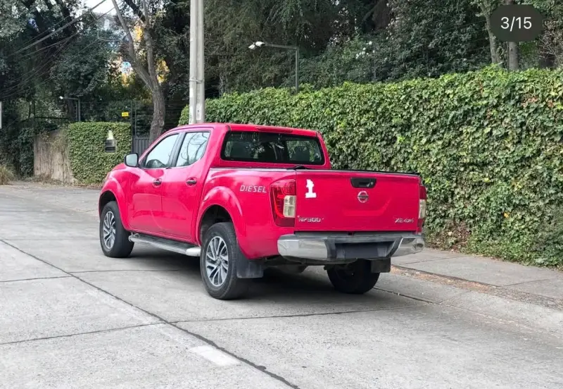 Camioneta pickup roja en buen estado - 2