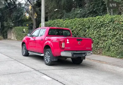 Camioneta pickup roja en buen estado - miniatura 2