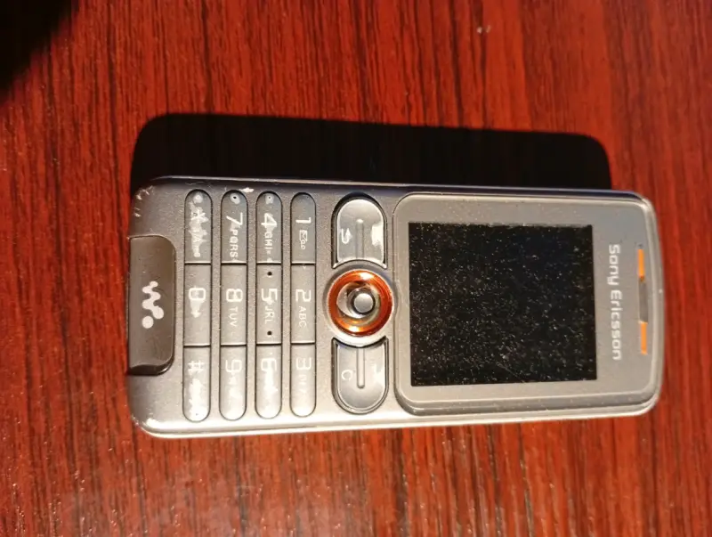 Teléfono Sony Ericsson Walkman clásico - 1