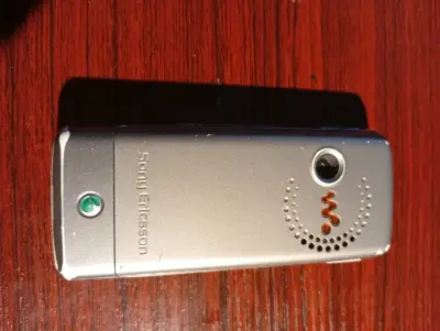 Teléfono Sony Ericsson Walkman clásico - miniatura 2
