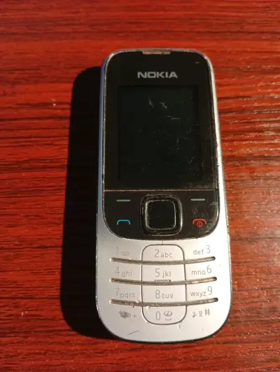 Teléfono Nokia clásico en buen estado - miniatura 1