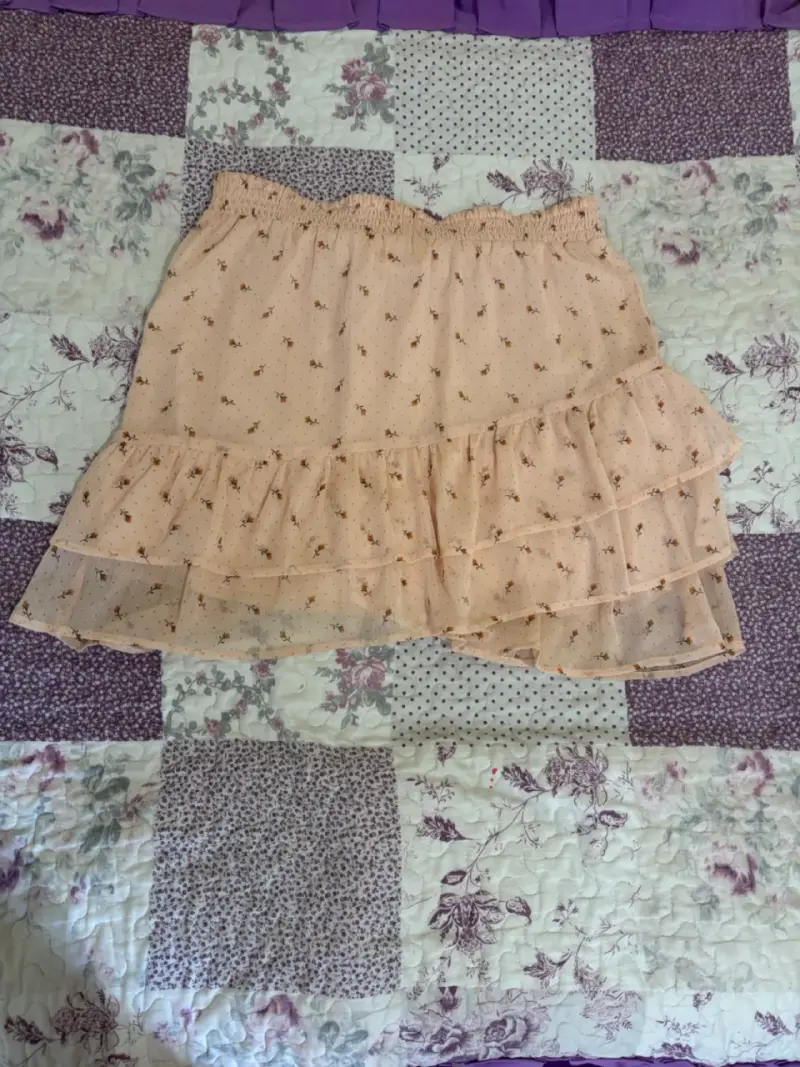 Falda corta beige con volantes