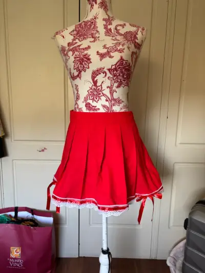 Falda roja con encaje y lazos decorativos - miniatura 1