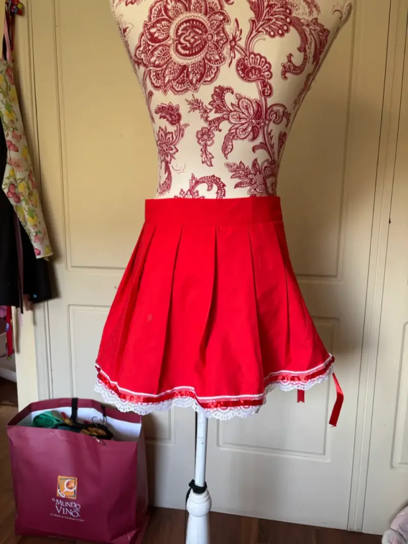 Falda roja con encaje y lazos decorativos - 2