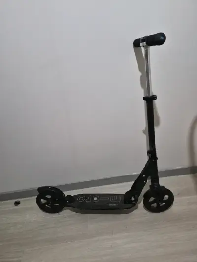 Scooter plegable Micro negro usado - miniatura 1