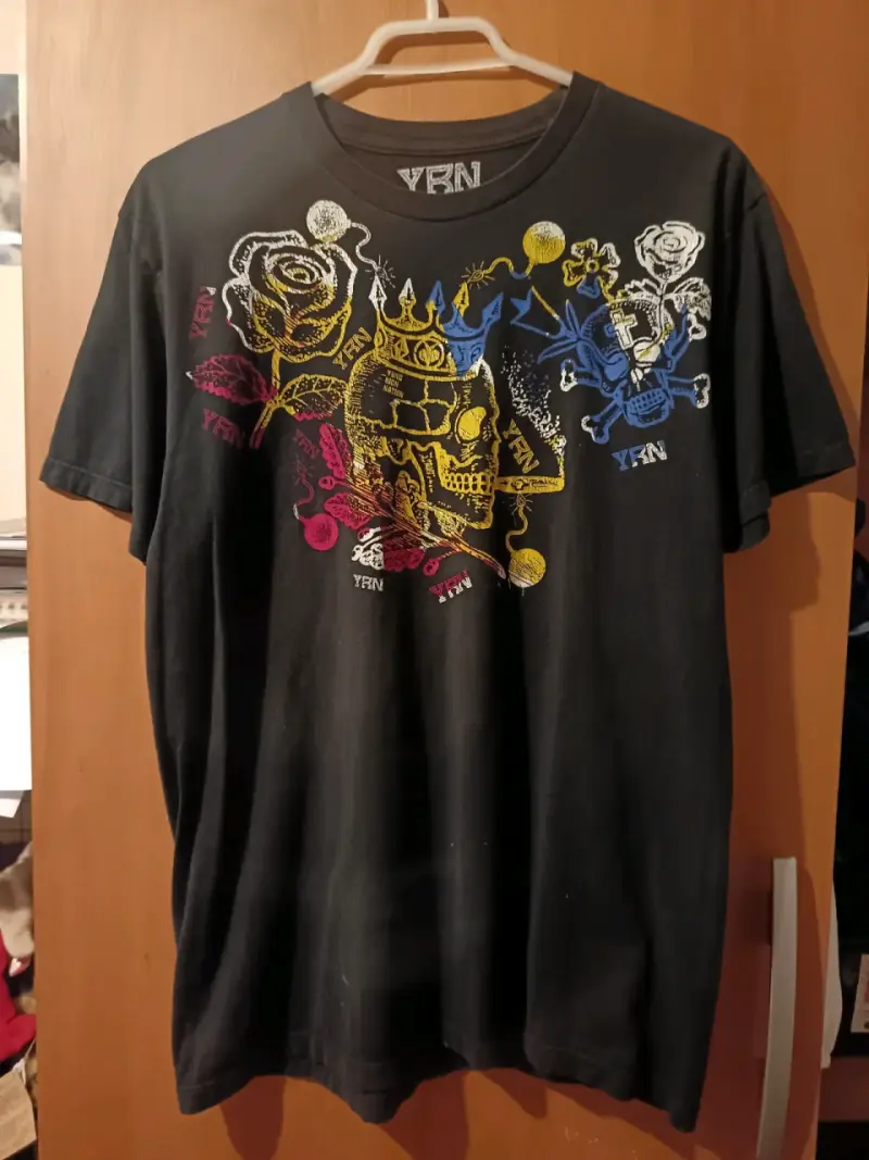 Polera negra YRN con calaveras - 2