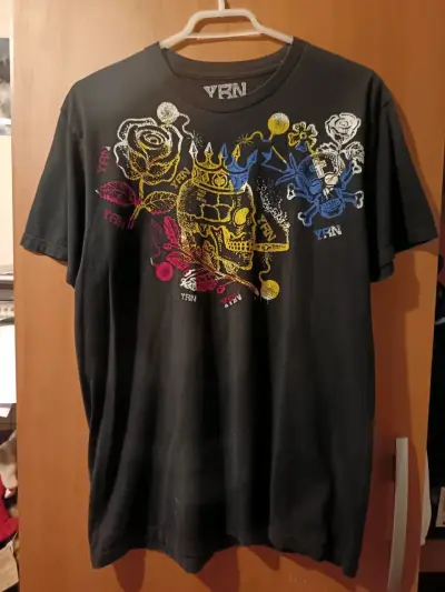 Polera negra YRN con calaveras - miniatura 2