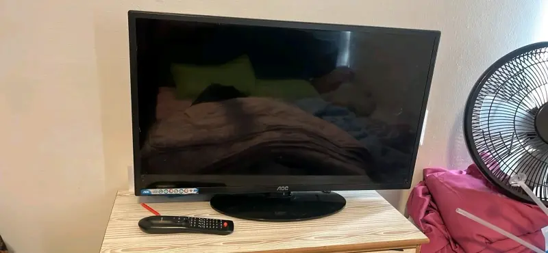 Televisor LED AOC con control remoto - 1