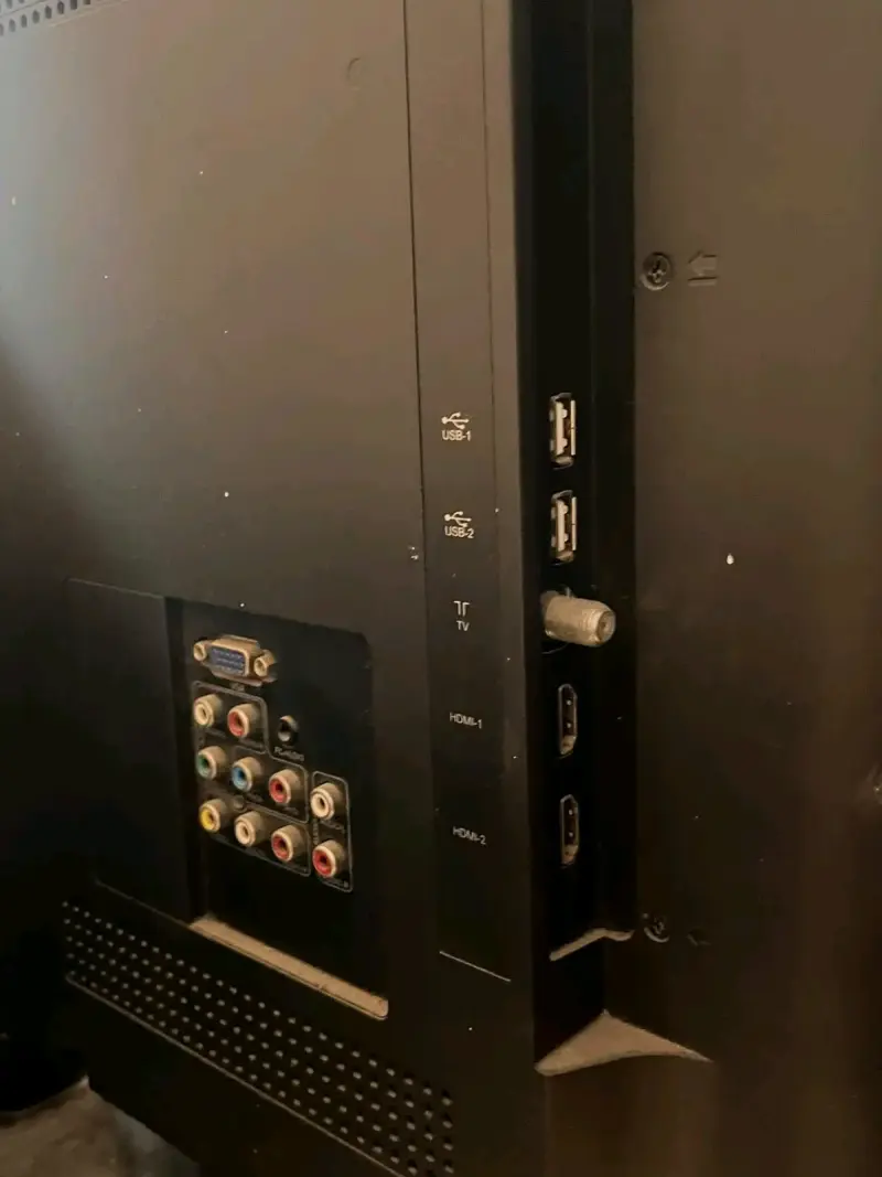 Televisor LED AOC con control remoto - 3