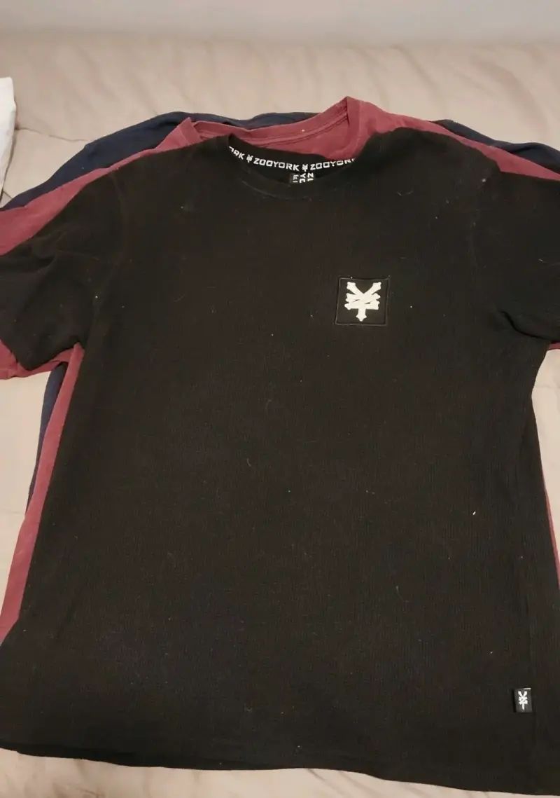 Polera Zoo York negra con logo