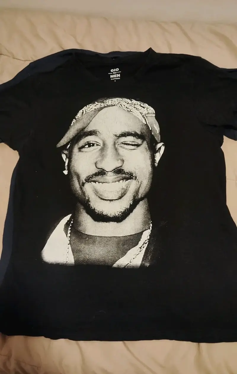 Polera negra con estampado de rostro