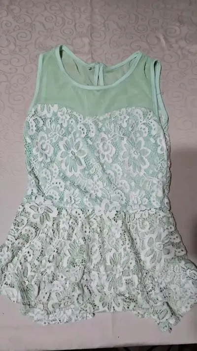 Top de encaje verde menta elegante - miniatura 1