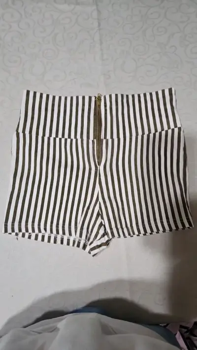 Shorts a rayas blanco y negro con cierre - miniatura 1