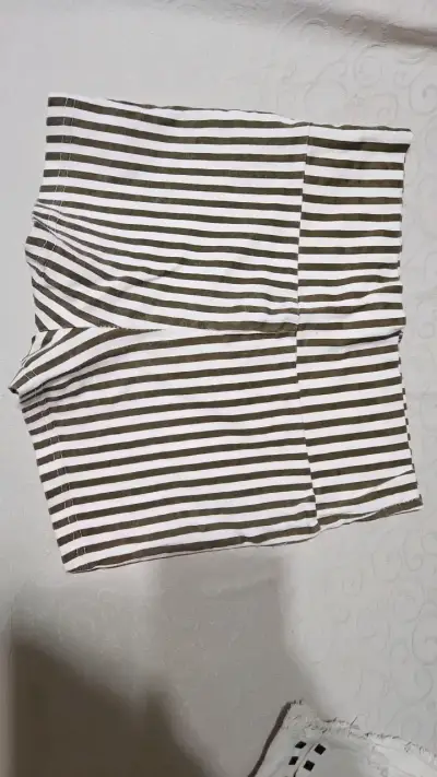 Shorts a rayas blanco y negro con cierre - miniatura 2