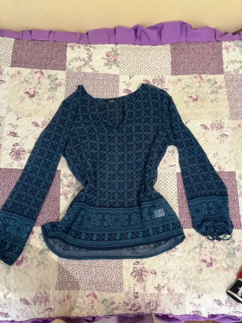 Blusa azul estampada de manga larga - 1