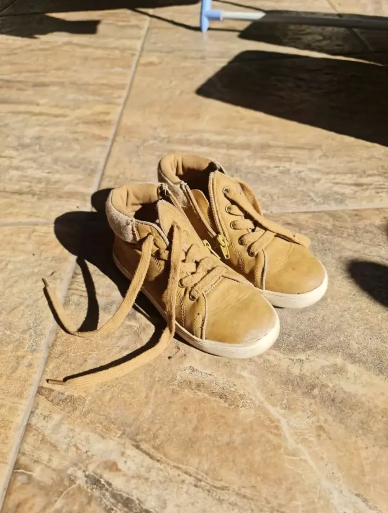 Zapatillas de niño color beige con cierre - 1