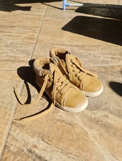 Zapatillas de niño color beige con cierre - miniatura 1
