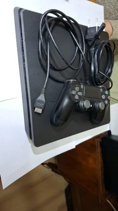 Consola Ps4 en buen estado - miniatura 2