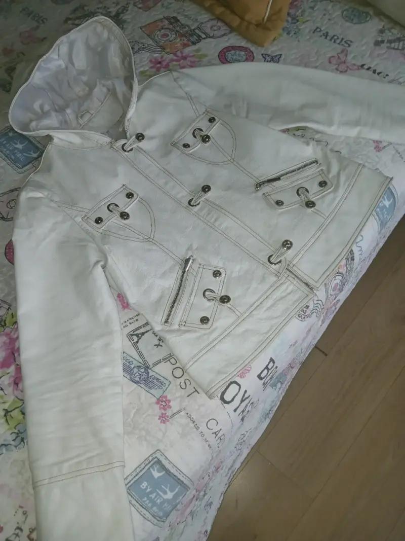 Chaqueta blanca de cueto con capucha y bolsillos - 1