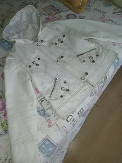 Chaqueta blanca de cueto con capucha y bolsillos - miniatura 1