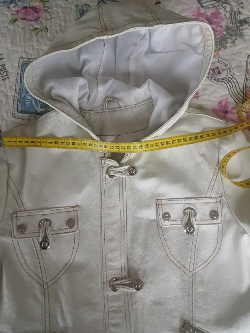 Chaqueta blanca de cueto con capucha y bolsillos - 3