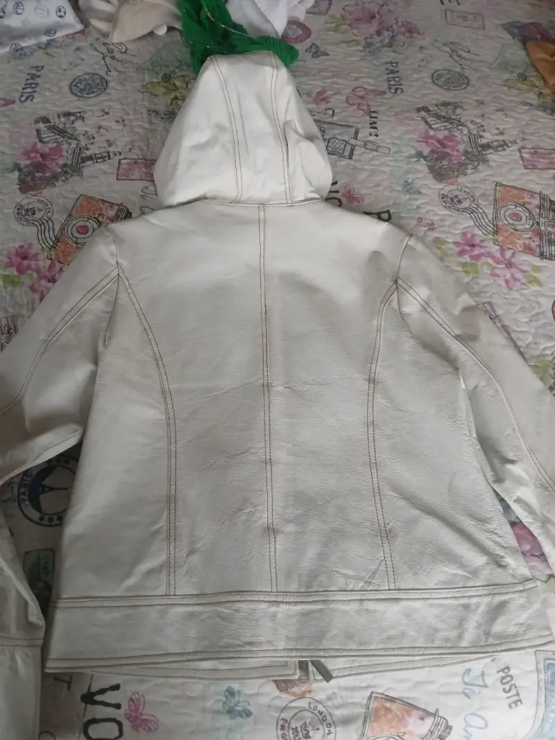 Chaqueta blanca de cueto con capucha y bolsillos - 4